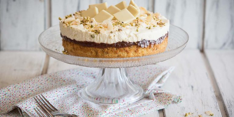 ¡Prepara una rica torta de coco, frambuesas en bizcocho de pistachos y vainilla!