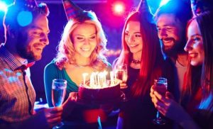 Soplar las velas de una torta de cumpleaños es más antihigiénico de lo que parece