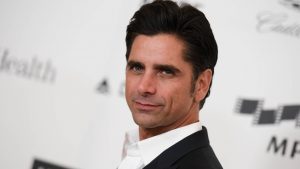 John Stamos celebra su cumpleaños con foto al desnudo