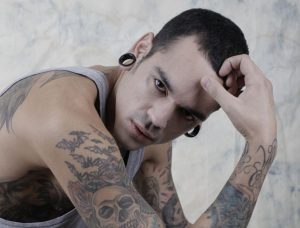 La potente razón que tuvo este modelo para tatuarse el rostro de Nabila Rifo