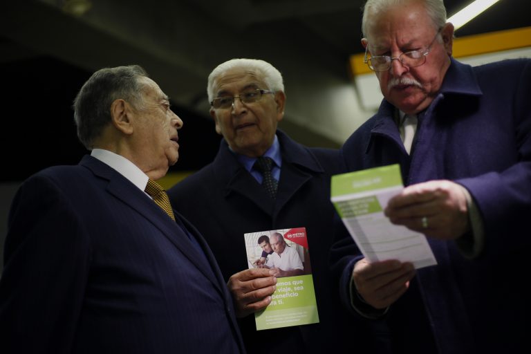 Adultos mayores están en contra de la restricción de la nueva tarjeta del Metro