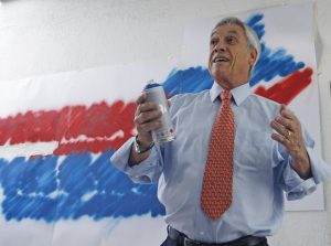 Cámaras captan al Presidente Piñera intentando utilizar tarjeta Bip! en lugar equivocado y se transforma en viral