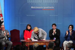 #FMDOSTeInforma Presidenta Bachelet firma proyecto de ley de matrimonio igualitario