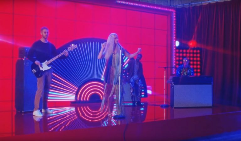 ¡Llamativo y colorido! Mira el segundo videoclip oficial de "Feels", lo nuevo de Calvin Harris