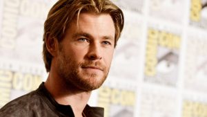 Chris Hemsworth comparte productos de belleza con su mujer