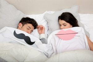 ¿Cuáles practicas tú? 8 cosas que hacen las parejas felices antes de dormir