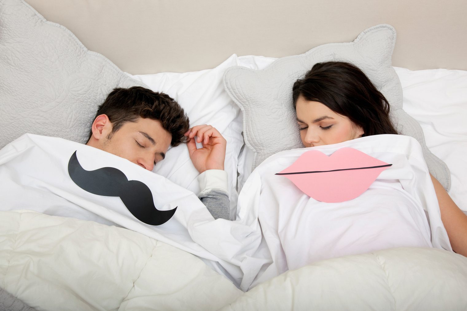 ¿Cuáles practicas tú? 8 cosas que hacen las parejas felices antes de dormir