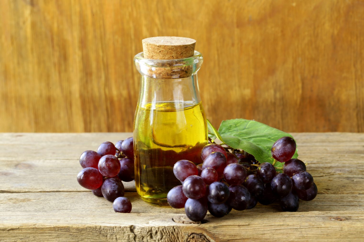 Лучшее масло виноградных косточек. Grapeseed Oil виноградное масло. Масло виноградной косточки Абрау-Дюрсо. Масловиногражной косточки. Виноградная косточка.