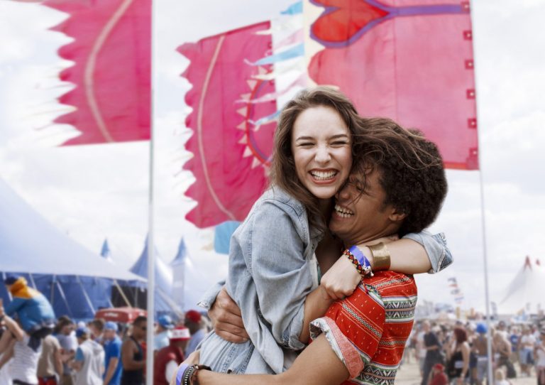 Entrega amor y ayuda a batir el Récord Guinness del abrazo más largo del mundo