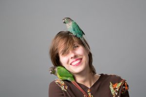 ¡Los trata como hijos! Esta mujer tiene instinto maternal con estas pequeñas aves