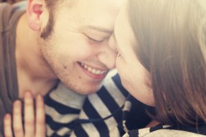 Esta fotógrafa retrató el increíble rostro de algunas personas antes y después de ser besadas