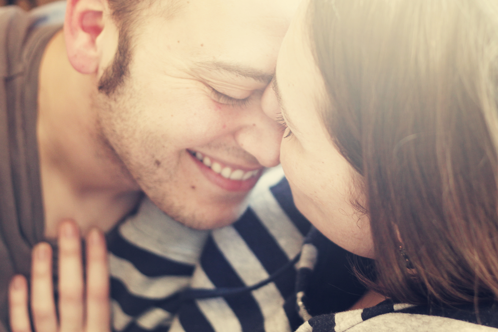 Esta fotógrafa retrató el increíble rostro de algunas personas antes y después de ser besadas