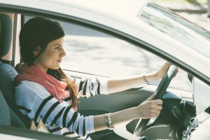 Estudio confirma que manejar más de dos horas diarias te volvería menos inteligente