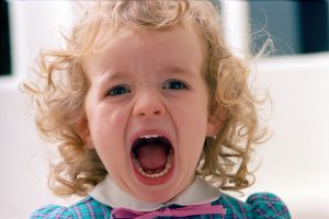 ¡De pequeña no tiene nada! Esta niña regaña a su papá por no cuidarse como debe