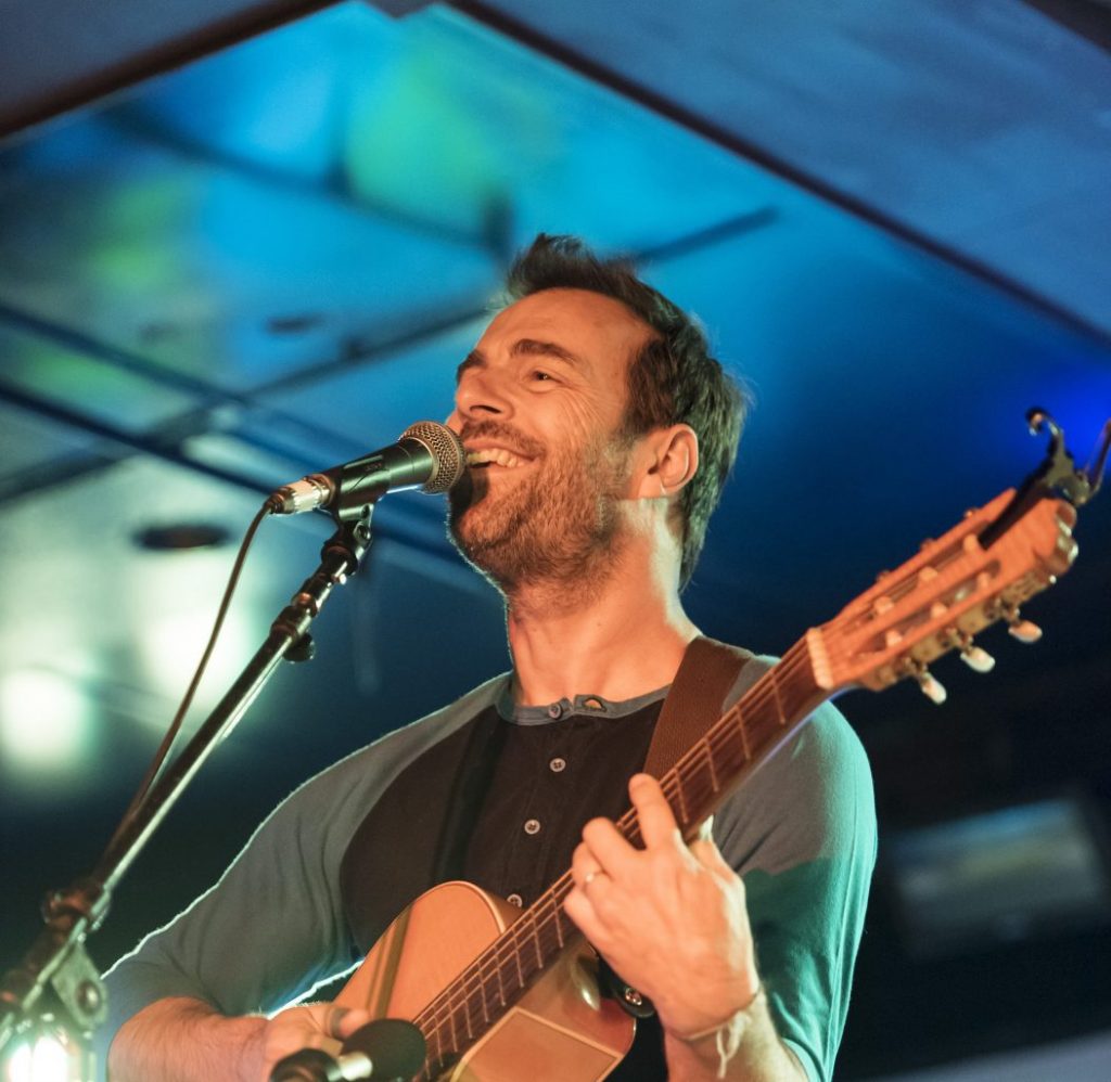 Todo lo que tienes que saber sobre la gira de Kevin Johansen por Chile