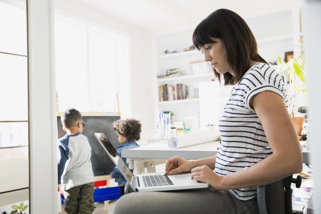 Emprendimiento chileno capacita en seis semanas a mujeres para trabajar desde su casa