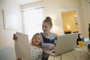 Emprendimiento chileno capacita en seis semanas a mujeres para trabajar desde su casa