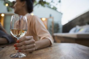 ¿Te sientes mal luego de beber? ¡Ten cuidado! Podrías tener intolerancia al alcohol