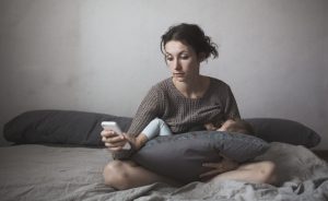 Estos son los efectos negativos de amamantar mientras miras tu celular