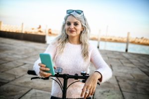 ¡Deja la tintura! Las canas están de moda