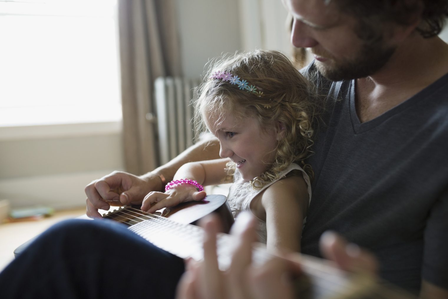 Padres y niños jugando