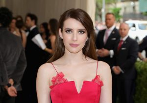 Emma Roberts saca aplausos con jugado y radical cambio de look