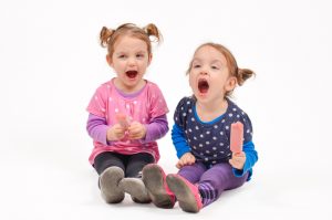 Así reaccionaron dos pequeñas al conocer a su nueva hermana adoptada