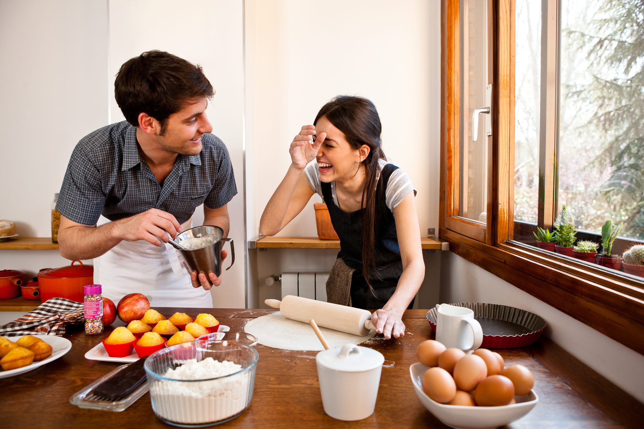 Домашнее между мужем и женой. Совместная готовка. Готовим завтрак. Парень и девушка готовят. Готовка на кухне.