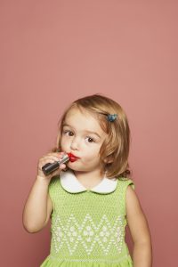 Los efectos negativos que podría tener el maquillaje en la piel de las niñas