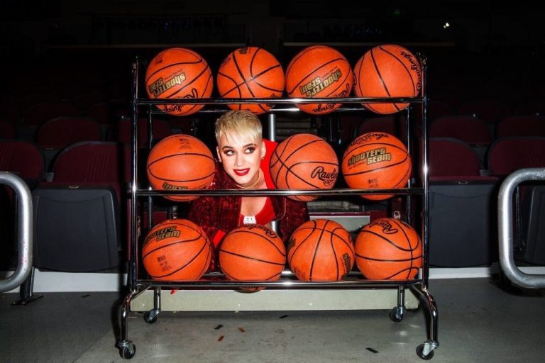 #AlertaDeEstreno Katy Perry lanzó el particular videoclip de "Swish swish"