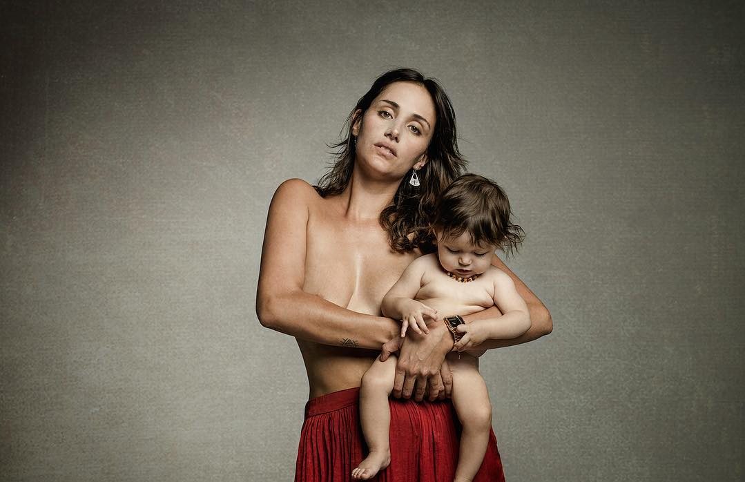 Famosas se desnudan para campaña que promueve la lactancia materna
