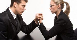 Los hombres prefieren parejas que sean menos inteligentes que ellos