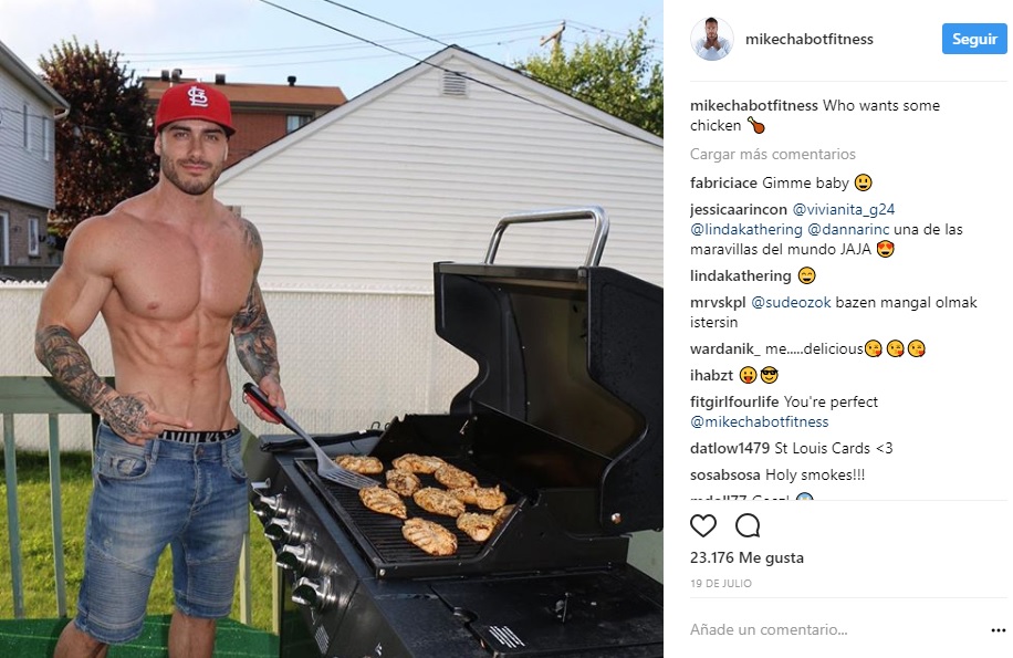 ike Chabot cocinando pollo