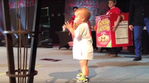¡Pura ternura! Pequeño niño arrasa en redes sociales con su intervención en un concierto