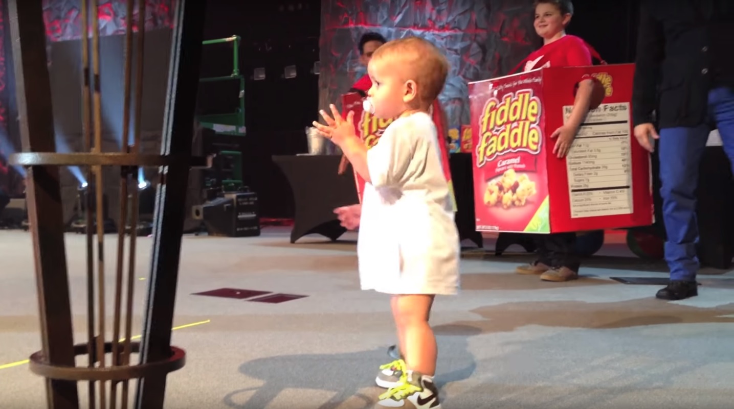 ¡Pura ternura! Pequeño niño arrasa en redes sociales con su intervención en un concierto