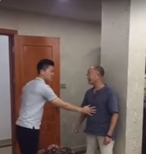 ¡No le duele! El abuelo chino que resiste cualquier golpe