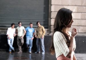 ¡Digna de imitar! Conoce la campaña de los diccionarios Larousse contra el acoso callejero