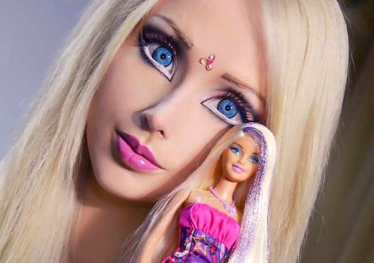 ¡Irreconocible! La Barbie humana sorprendió mostrándose sin maquillaje