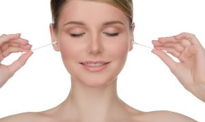 ¿Por qué no es bueno limpiar los oídos con hisopos?