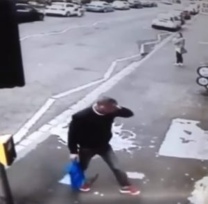 Mira lo que le sucede a este joven por mirar mucho a una mujer