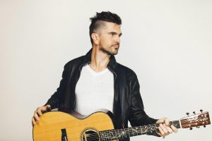 ¡Cómo el vino! Celebramos el cumpleaños de Juanes con sus mejores looks