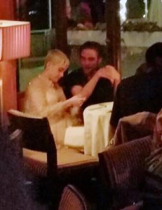 Katy Perry fue sorprendida cenando con Robert Pattinson