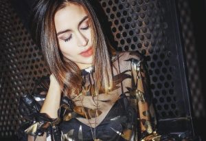 Encajes, mallas y transparencias: Cómo usar estas tendencias sin morir en el intento