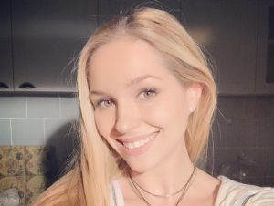 Nicole Block impactó con traje rojo de encaje en inauguración del Sanfic