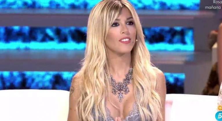 Oriana Marzoli promociona su línea de bikinis con osado topless