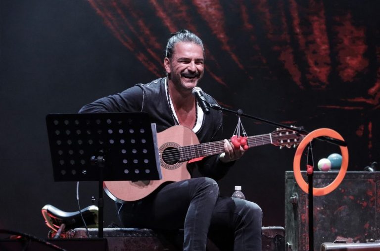 ¡Awww! Mira cómo Ricardo Arjona le enseña guitarra a su hijo