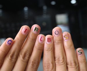Manicure con mensajes es la nueva tendencia que causa furor