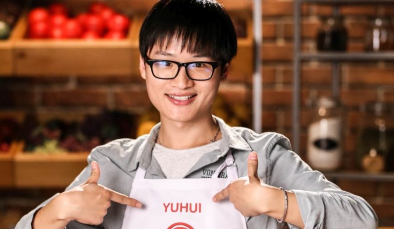 Yuhui Lee, ex participante de "MasterChef", sufrió violenta caída en "Bienvenidos"