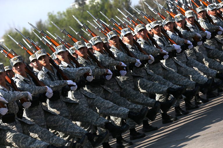 Bebé se asusta en desfile de las glorias del Ejército y se vuelve viral