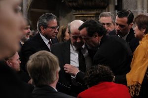 El desmayo de un diplomático interrumpió la transmisión del Te Deum y Michelle Bachelet lo socorrió